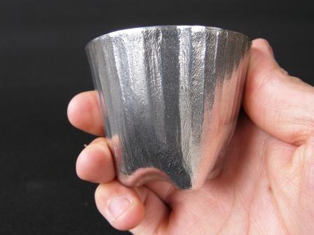 錫の特徴｜錫右衛門｜錫器｜錫製酒器｜足つき ぐい呑み