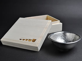 ロゴ入り桐箱 と ぐい呑み