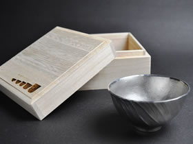 ロゴ入り桐箱 と ぐい呑み