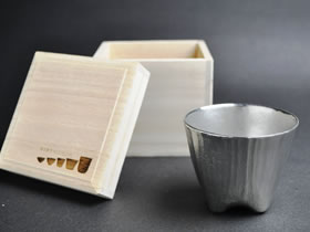 ロゴ入り桐箱 と ぐい呑み