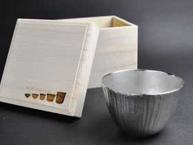 ロゴ入り桐箱 と ぐい呑み