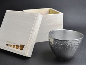 ロゴ入り桐箱 と ぐい呑み