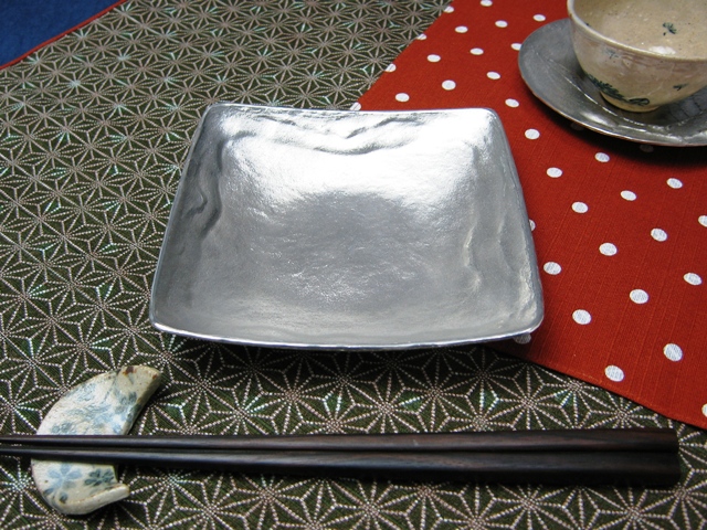 錫製和食器【潮待紋角小皿】作家「小泉均」